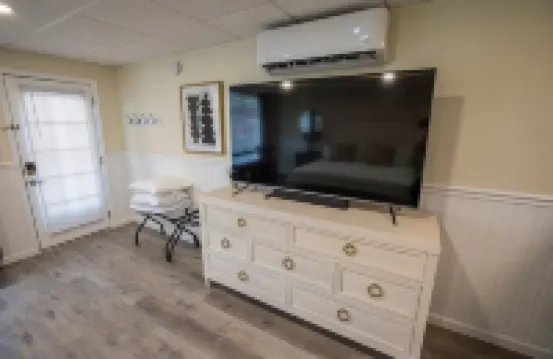 Totally Remodeled Cozy Apartment.  2.5 miles to Delaware Turf!