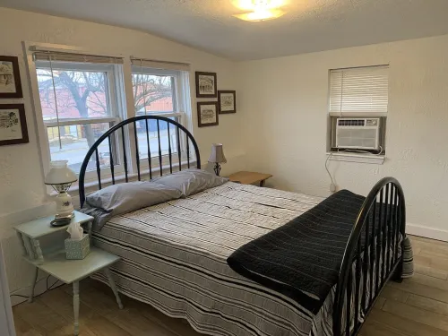 Cheerful 2 bedroom cabin in beautiful Medicine Park!