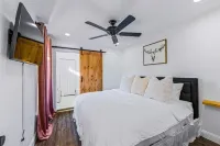 Cosmic Cowgirl 3 minutes from the Stockyards!