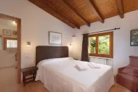 Beautiful very quiet villa with pool, large terraces and a large garden.