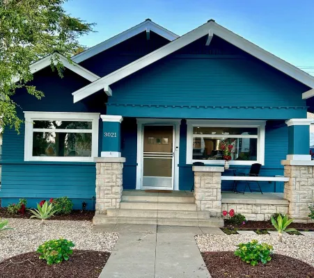 Beautiful Craftsman home, Completely Remodeled, Walk to park & beach, w/PARKING