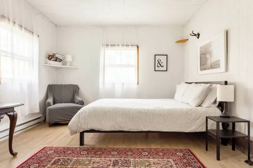 Victorian Charm meets Modern Luxury: Combined Houses with 6 Bedrooms, Sleeps 11 Hotels in Lexington