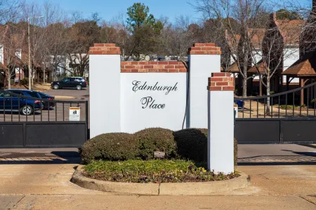 Relax at The Roxie or Walk to the Ole Miss campus!