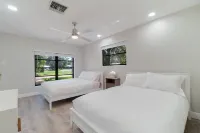 Indulge in Florida's finest living! A dream awaits you in this beautiful home. Отели рядом с достопримечательностью «John D. MacArthur Beach State Park»