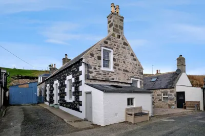 Seaside cottage located in Sandend Hotel a 