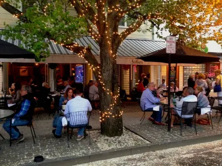 Ocean View, Pathway Situated, Large Wrap Around Porch, Private Parking! Отели рядом с достопримечательностью «Ошен Гров Бич»