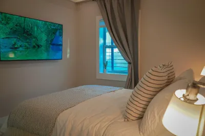 Modern & Chic Condo Prime Location Run by Owners