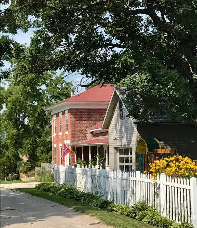 Decorah House- Airy, modern, full of natural light, 5 blocks to downtown