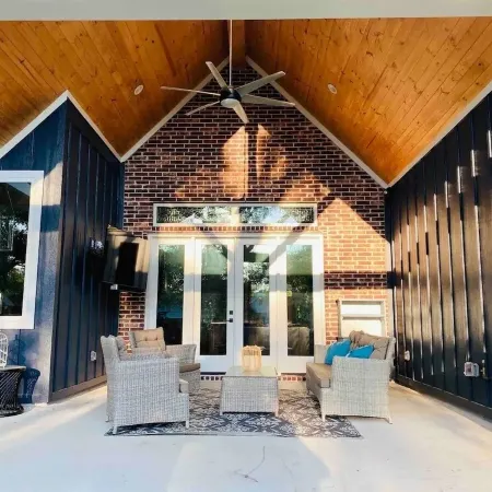 Four Bedroom Downtown Tomball Cottage Отели в г. Томбал