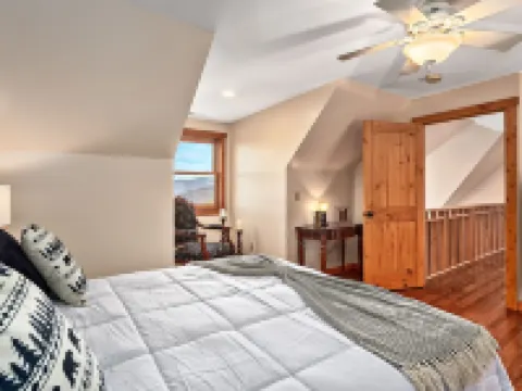 Breathtaking Mountain View Luxury AVL Cabin w/Hot Tub, Fireplaces, Hi-Speed Wifi