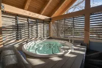 Mountainside Condo: King Bed/Hot Tub/On Free Bus Route/Fireplace