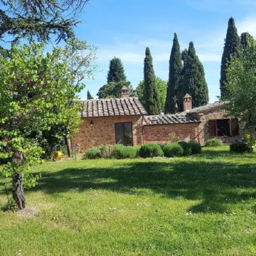 Idyllic guest house in Tuscan country house style with swimming pool