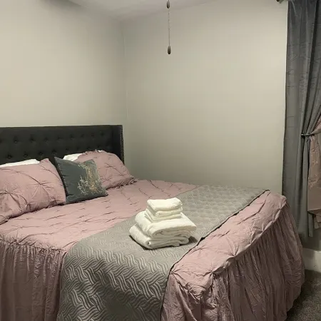 Walk to everything! Five Flags-Hotel Julian-Millwork Sleeps 8!