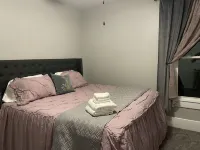 Walk to everything! Five Flags-Hotel Julian-Millwork Sleeps 8!