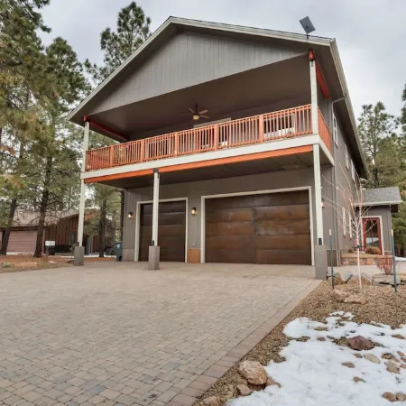Cozy 1-bedroom apartment in charming Flagstaff with Hot Tub, Wi-Fi and AC.
