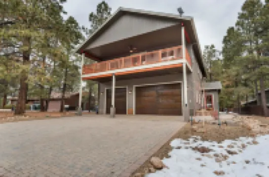 Cozy 1-bedroom apartment in charming Flagstaff with Hot Tub, Wi-Fi and AC.