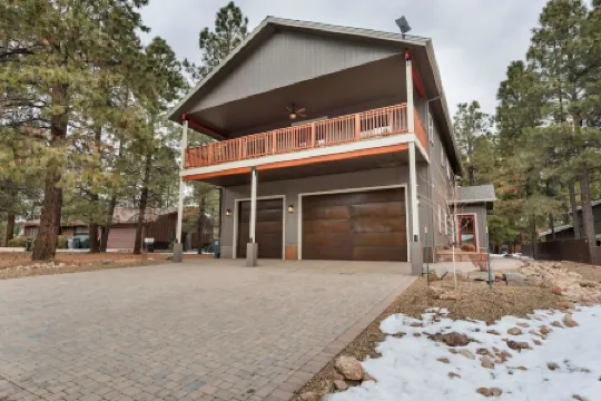 Cozy 1-bedroom apartment in charming Flagstaff with Hot Tub, Wi-Fi and AC.