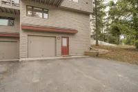 10-Minutes to Ski Resort, 2.5-Bedroom, Mountain Views, Hot Tub/Sauna