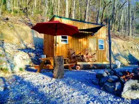 Moonshine Cabin tucked away on the Mountain,Great Location with private Hot Tub!