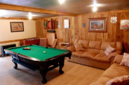 Peaceful Country Cottage with Game Room & Hot Tub