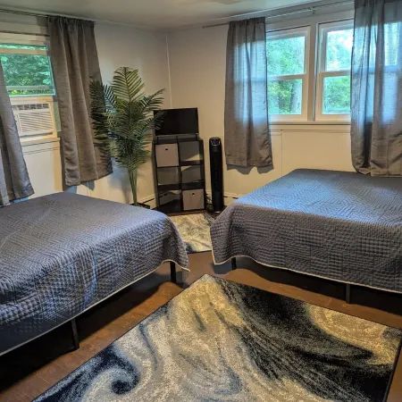2Br Sleeps 8 Near Penn State, Stadium & Downtown with Hot Tub