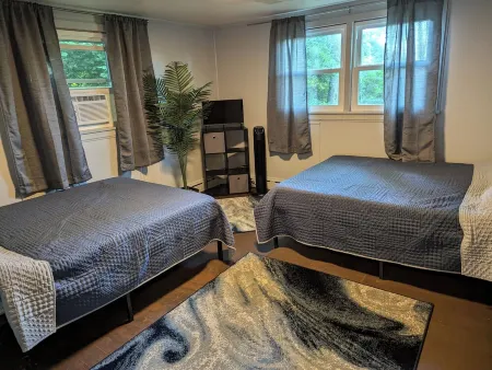 2 Bedroom, Sleeps 8-10, close to Penn State, Stadium and Downtown! HOT TUB!