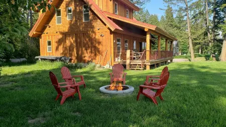 New Beautiful Well Located Cabin just north of Bigfork near the Flathead River!