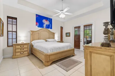ELEGANT PALM BEACH HOME - 5BR/3BA - PRIVATE POOL & HOT TUB