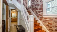 Cozy- Quaint Downtown Delight!