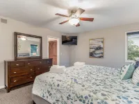 Beautiful home, quiet neighborhood w hot tub. Close to shopping, beach & trails. Hotels in Park Township