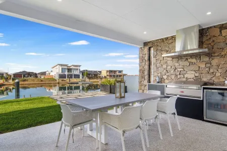 Ultimate luxury on the canal Отели в г. Джограф