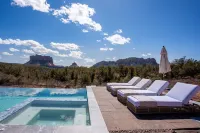 Hiker's Paradise with infinity pool and trail access from backyard