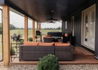 Red Hill Farm's Newly Renovated "Bunkhouse" with Hot tub and Gameroom Hotel a Guernsey County