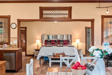 Private White River Estate on 214 acres. ATV/hiking trails. Pets stay free