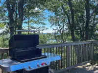 Boulderview Lodge, near JFBB with private mountain views, hot tub, and fireplace