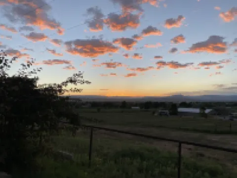 Split Mountain View Paradise! Life on the farm!