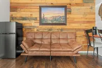Spacious Studio w/ Kitchenette, Bathroom, Private Yard/Entrance. JT/Hi Desert