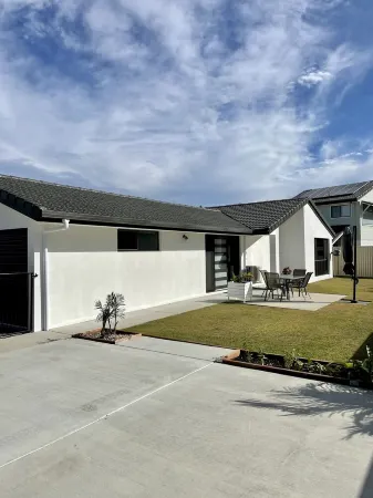 Gold Coast Comfort – Stylish 1-Bedroom Retreat Near Beaches, Cafés & Lake