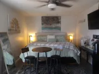 Comfy King suite with Private access and yard & Near Sea World/Fiesta Texas