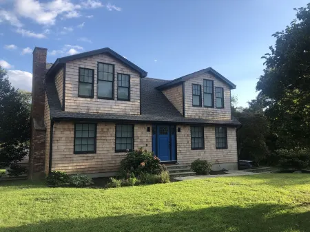 Nonquit Cottage by Sakonnet Farm & Stays