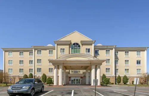 Lake Texoma Inn and Suites Hotels in Pottsboro