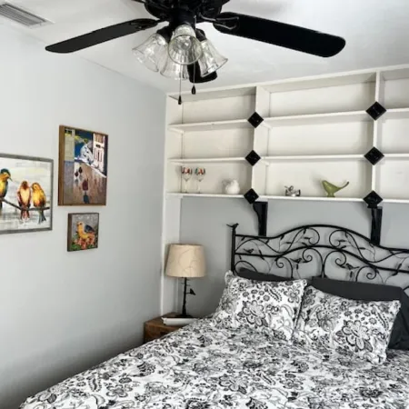 Cozy cottage minutes from beaches, historic downtown, and vibrant arts district!