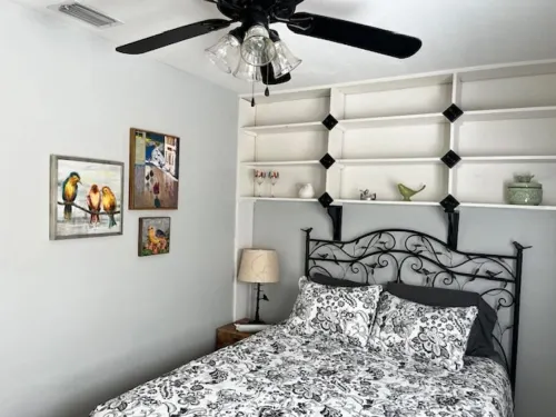 Cozy cottage minutes from beaches, historic downtown, and vibrant arts district!