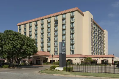 Embassy Suites by Hilton Tulsa I-44 Các khách sạn gần Hilti Inc