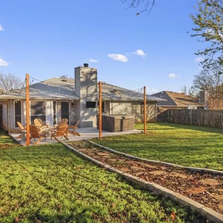 Cozy Updated Home w/ Hot Tub minutes from DFW Airport