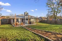 Cozy Updated Home w/ Hot Tub minutes from DFW Airport