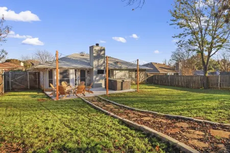 Cozy Updated Home w/ Hot Tub minutes from DFW Airport