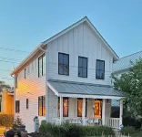 Walk to Downtown • 3Br/3BA Townhome • Garage + Porch - 4-نجوم