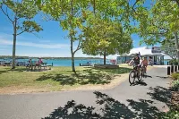Sunny 2 bedroom 1 bathroom,  north facing balcony free use bikes & kayaks & wifi - 3-Star