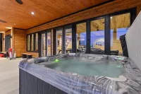 Wonderstruck Luxury Cabin-Best Lake Views/Hike to River/Hot Tub/Playset/Gameroom